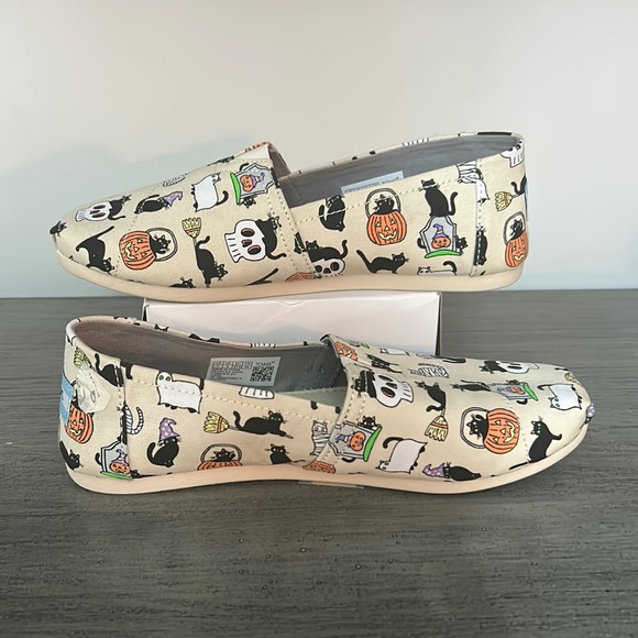 NWT Toms Halloween Black Cats Pumpkins Skulls Slip On Size 7 - Picture 2 of 8